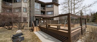 Walk to the Lifts/Shared Hot Tub/Stunning Mountain Views
