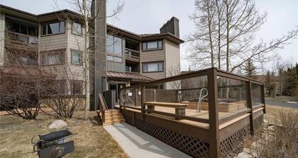 Walk to the Lifts/Shared Hot Tub/Stunning Mountain Views