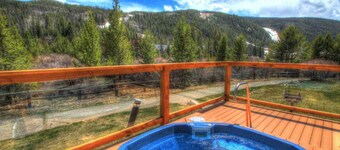 Walk to the Lifts/Shared Hot Tub/Stunning Mountain Views