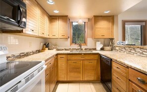 Fridge, microwave, oven, stovetop - Walk to the Lifts/Shared Hot Tub/Stunning Mountain Views (Keystone)