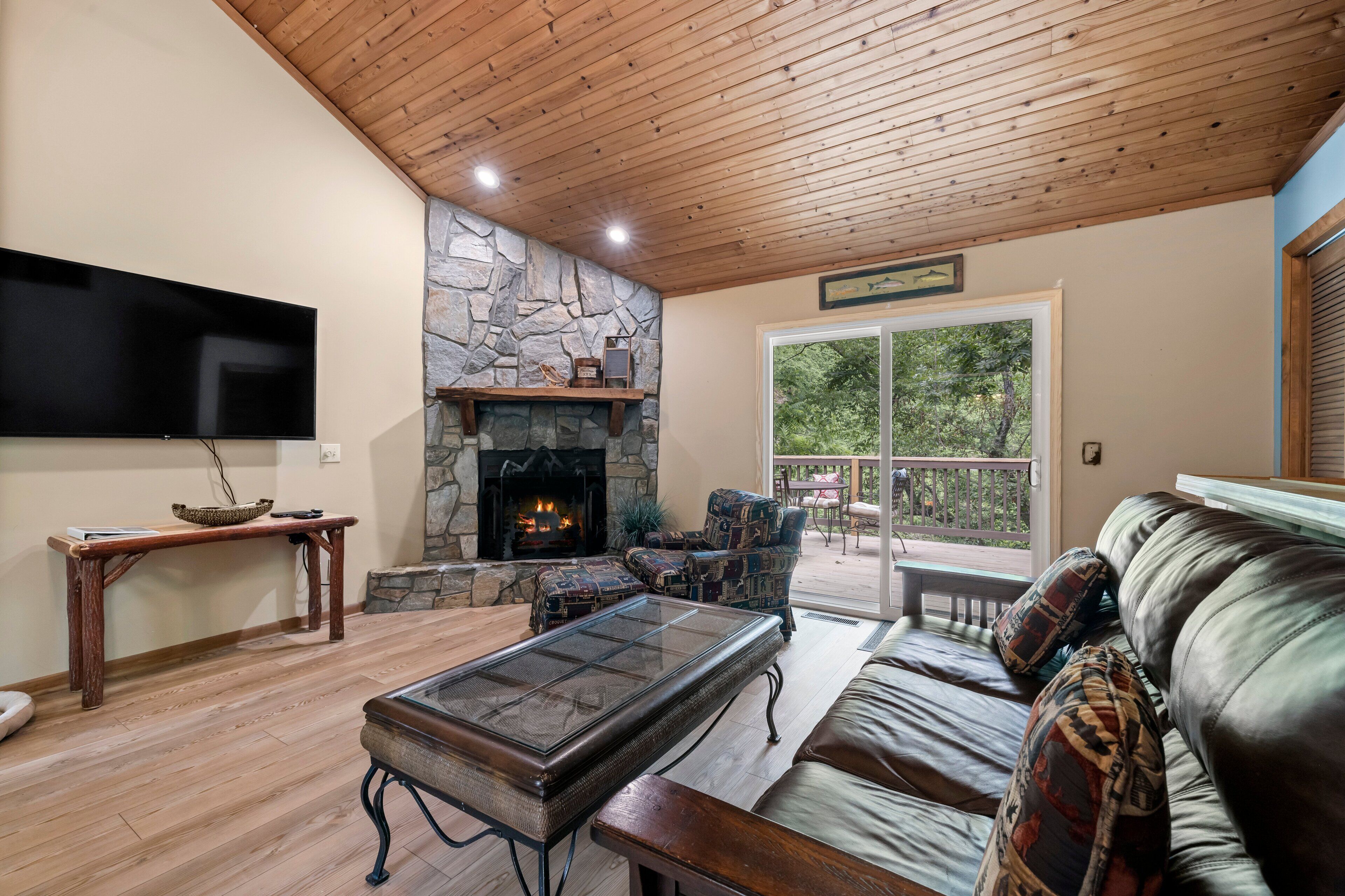 Σαλέ | Περιοχή καθιστικού | Τηλεόραση LED 65 ιντσών με δορυφορικά κανάλια, τηλεοράσεις, τζάκι