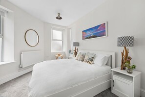 3 bedrooms, iron/ironing board, travel cot, Internet - Harbour Views, Wi-Fi, Parking (Brixham)