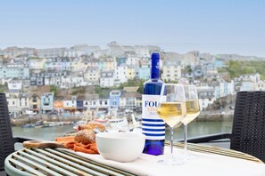 Outdoor dining - Harbour Views, Wi-Fi, Parking (Brixham)
