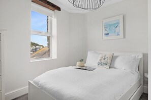 3 slaapkamers, een strijkplank/strijkijzer, reisbedje, internet