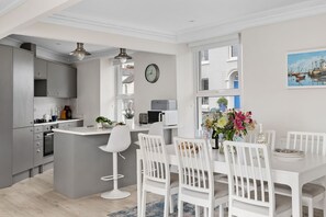Dining - Harbour Views, Wi-Fi, Parking (Brixham)