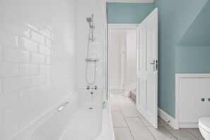 Combined shower/bathtub, hair dryer - Harbour Views, Wi-Fi, Parking (Brixham)