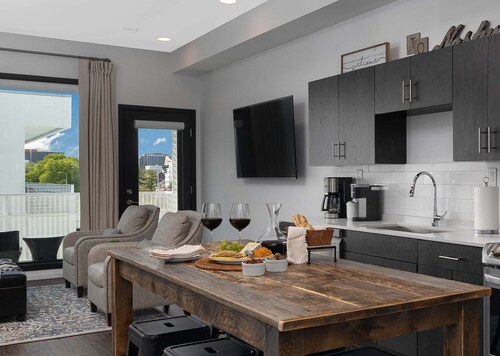 Nashville Condo--Walking Distance to The Gulch, Free Parking, Private Balcony