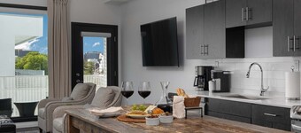 Nashville Condo--Walking Distance to The Gulch, Free Parking, Private Balcony