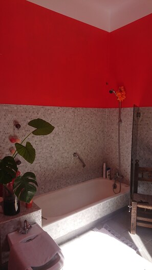 Duschwanne, Haartrockner, Bidet