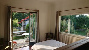 5 chambres, fer et planche à repasser, lit de bébé portatif