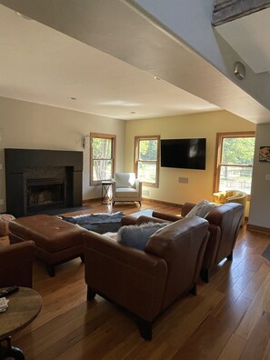 Interior - Peaceful Retreat 4 acres 8 BR 3.5 baths 4500 sq. ft. Ask about winter specials! (West Olive)