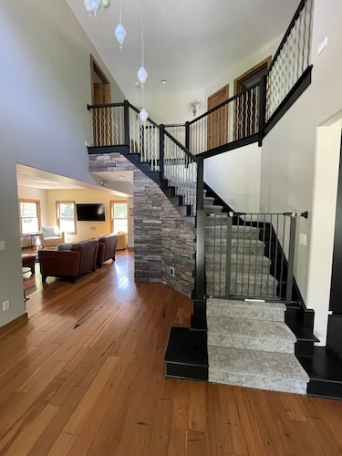 Peaceful Retreat 4 acres 8 BR 3.5 baths 4500 sq. ft. Ask about winter specials!