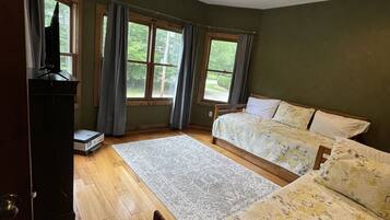 7 bedrooms, desk, iron/ironing board, WiFi