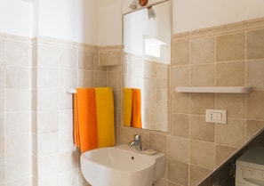 Douche, séchoir à cheveux, bidet, serviettes fournies