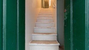 Una escalera con peldaños blancos que conduce a una plataforma.