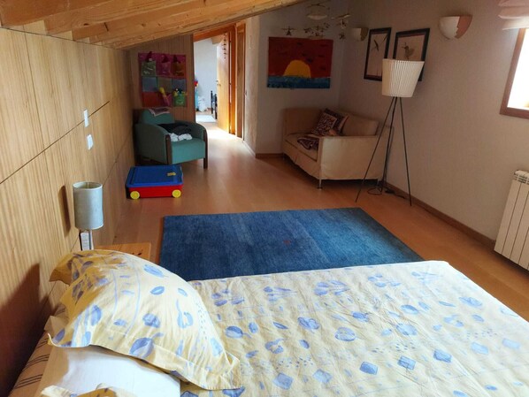 5 bedrooms, iron/ironing board, free WiFi, bed sheets