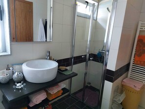 Douche, séchoir à cheveux, bidet, serviettes fournies