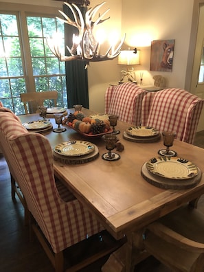 Dining - Bear Hall in town Highlands (Highlands)