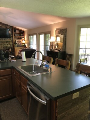 Fridge, microwave, oven, stovetop - Bear Hall in town Highlands (Highlands)
