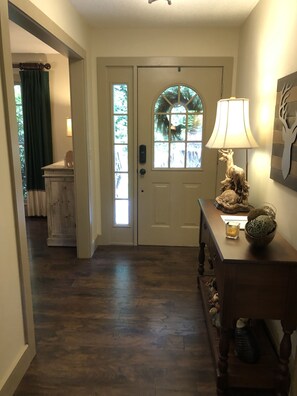 Interior - Bear Hall in town Highlands (Highlands)