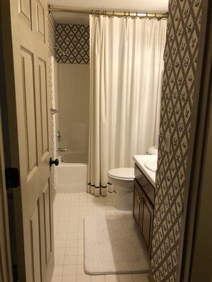 Suihkun ja ammeen yhdistelmä, hiustenkuivaaja, pyyhkeet, saippua