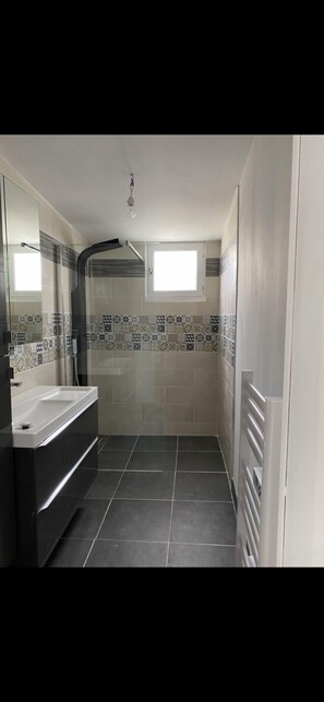 Dusche, Haartrockner, Toilettenpapier
