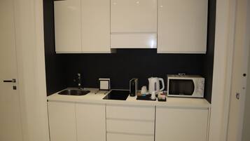 Frigorifero, microonde, forno, piano cottura