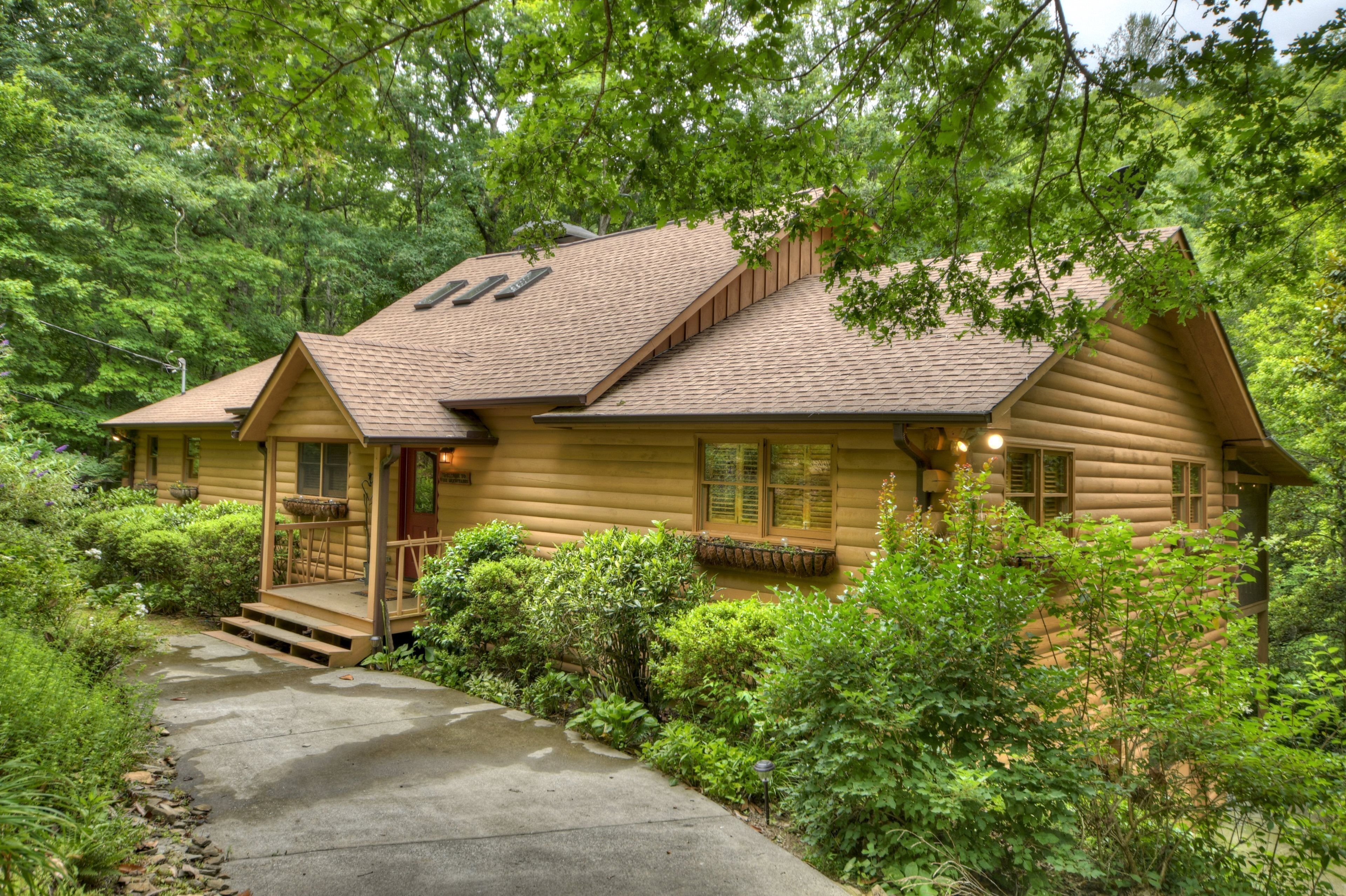 Water-front cabin with hot tub!