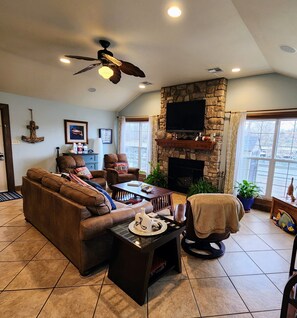 Smart-TV, peis, DVD-spiller og bøker