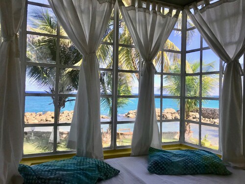 SPECTACULAR OCEAN FRONT VIEW, WI FI, POOL, AC, PRIVATE SWIMMING AREA, SECURITY