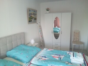 1 slaapkamer, een strijkplank/strijkijzer