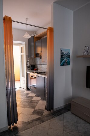 Kühlschrank, Ofen, Herdplatte, Wasserkocher mit Kaffee-/Teezubehör