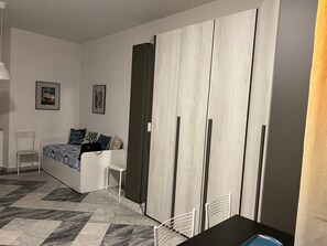 Bügeleisen/Bügelbrett, Reisekinderbett, Bettwäsche