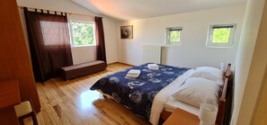 4 chambres, coffres-forts dans les chambres, fer et planche Ă repasser