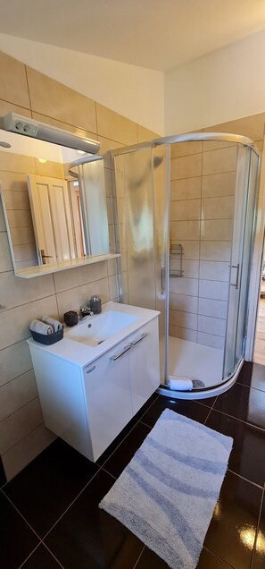 Douche, sĂšche-cheveux, bidet, serviettes fournies