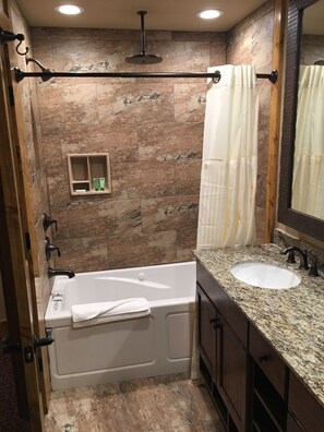 Combined shower/bathtub, jetted bath, towels, soap