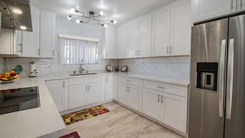 Frigorífico, microondas, horno y placa de cocina