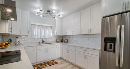 Amazing Huge House with Pool and Hot Tub near The Strip and Convention Center!