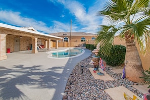 Outdoor pool - Amazing Huge House with Pool and Hot Tub near The Strip and Convention Center! (Las Vegas)