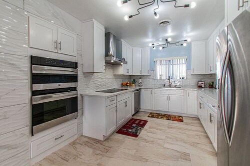 Amazing Huge House with Pool and Hot Tub near The Strip and Convention Center!