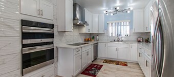 Amazing Huge House with Pool and Hot Tub near The Strip and Convention Center!