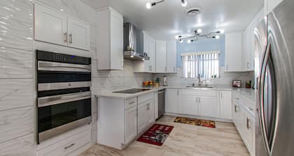 Amazing Huge House with Pool and Hot Tub near The Strip and Convention Center!