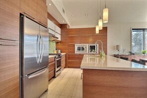 Fridge, microwave, oven, stovetop - Spacious 3 bedrooms apartment, river view! (Montréal)