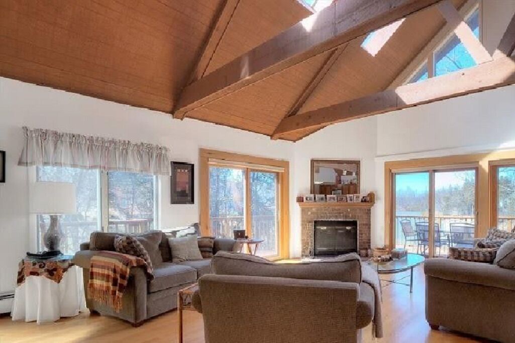 Beautiful Lakefront Chalet, 20 mins to Hudson, close to skiing