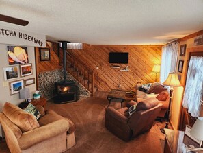 Smart TV, chimenea, libros y estéreo 