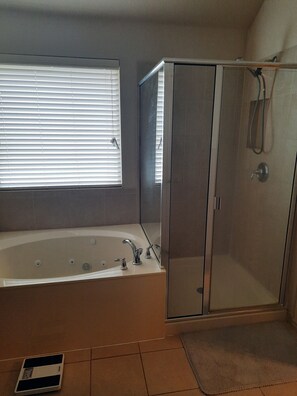 Duschwanne, Whirlpool, Bidet, Handtücher