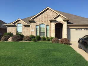 Exterior - Beautiful 4 bedroom spacious home for your dream vacation (Mansfield)