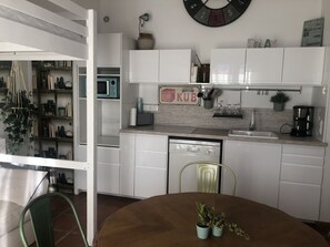 Refrigerador, microondas, horno, placa de cocina