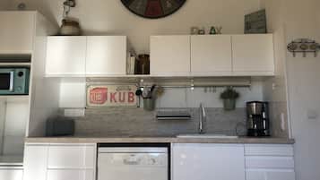 Een koelkast, een microgolfoven, een oven, een kookplaat