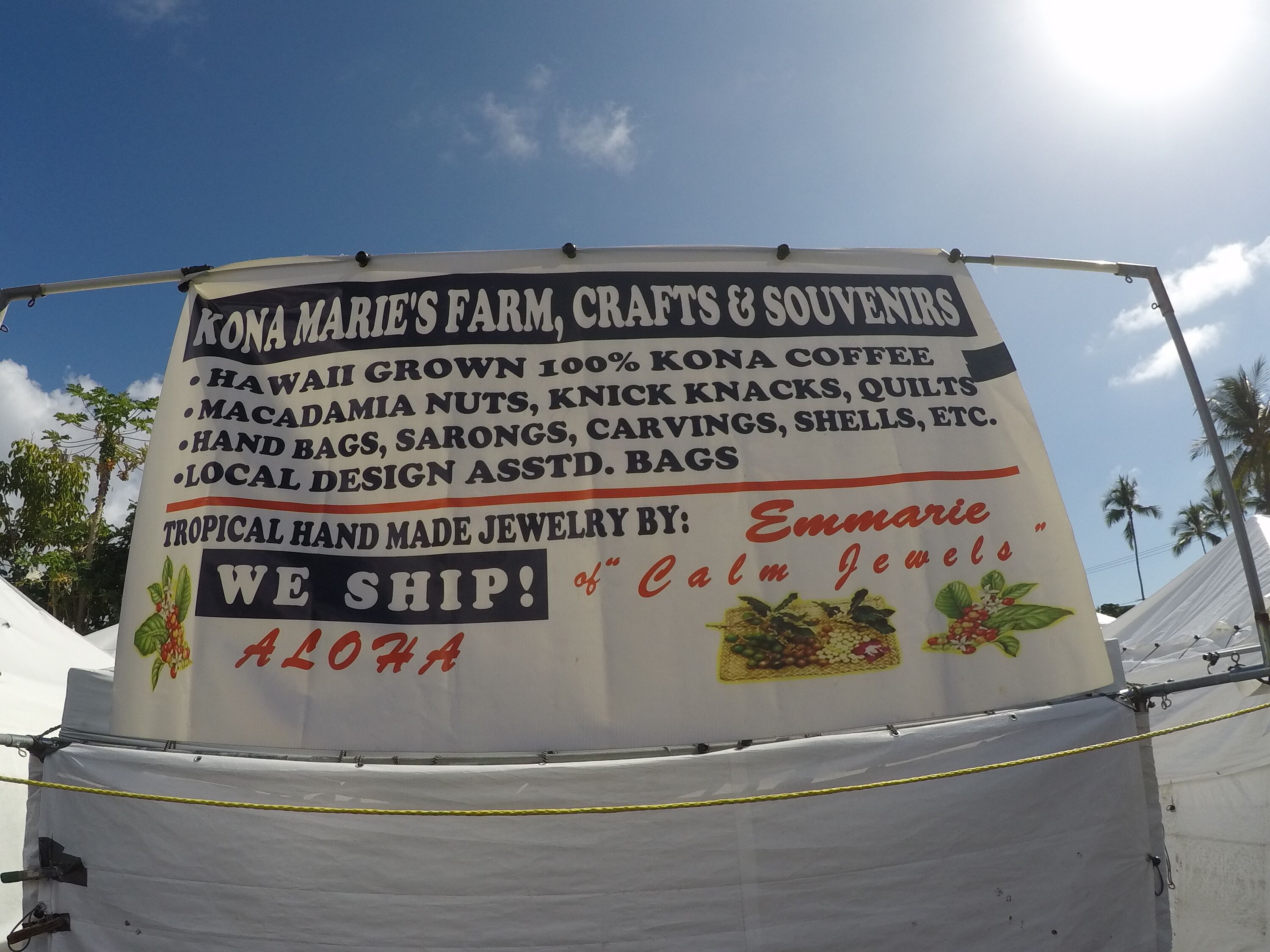 Un letrero anuncia artesanías y recuerdos de Kona Marie's Farm, incluyendo café cultivado en Hawái y joyería tropical hecha a mano.